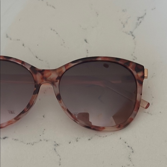 Chic Tortoiseshell Sunglasses - Picture 5 of 16
